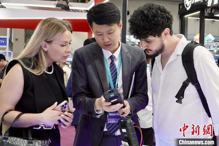 【中新网】世界无人机大会受关注 专家学者把脉低空经济“安全健康” 【中新网】世界无人机大会受关注 专家学者把脉低空经济“安全健康”