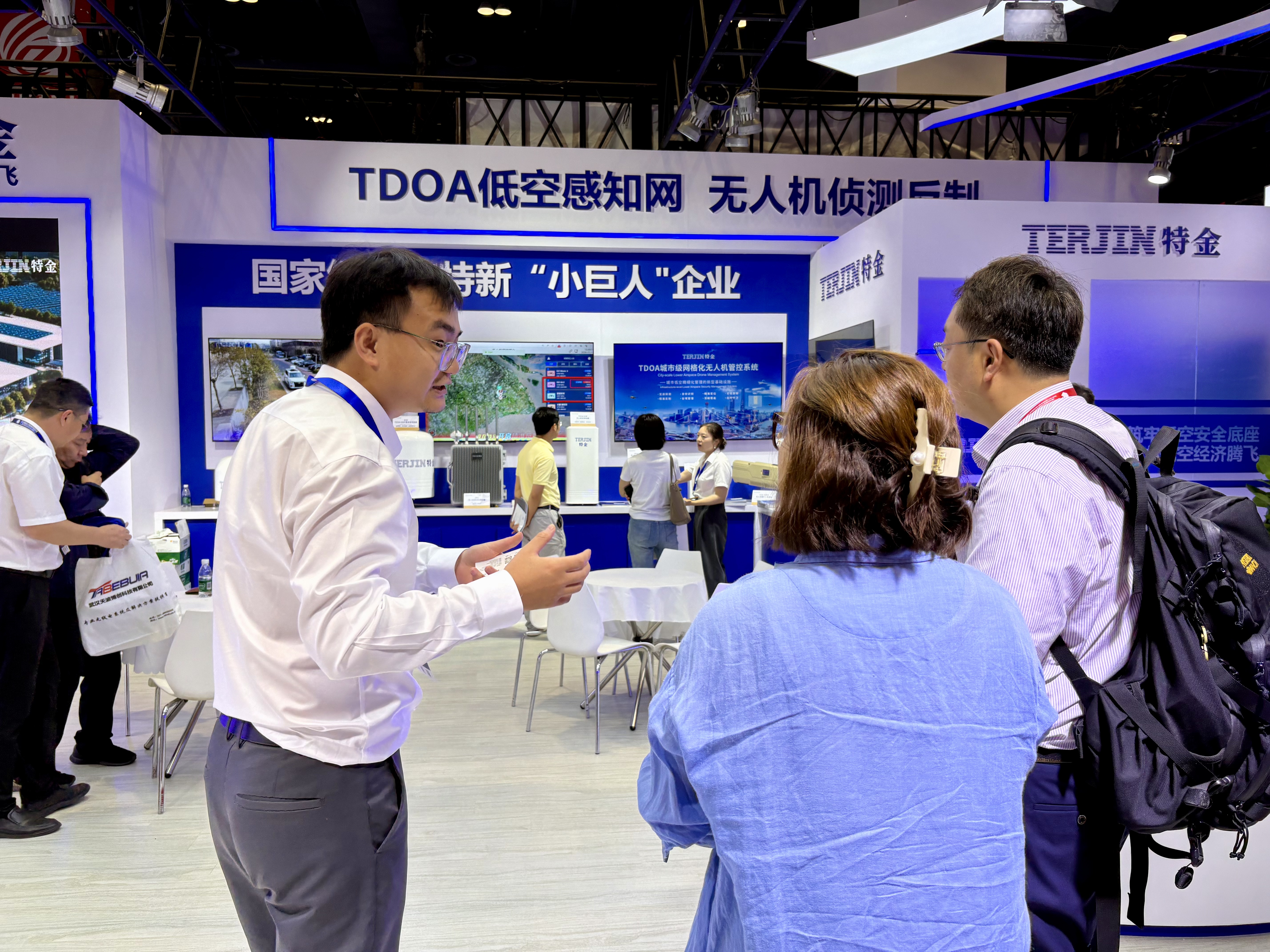 现场直击 | 安全与创新同频共振，贝博艾弗森体育网页版深度参与2025北京无人机大会系列活动