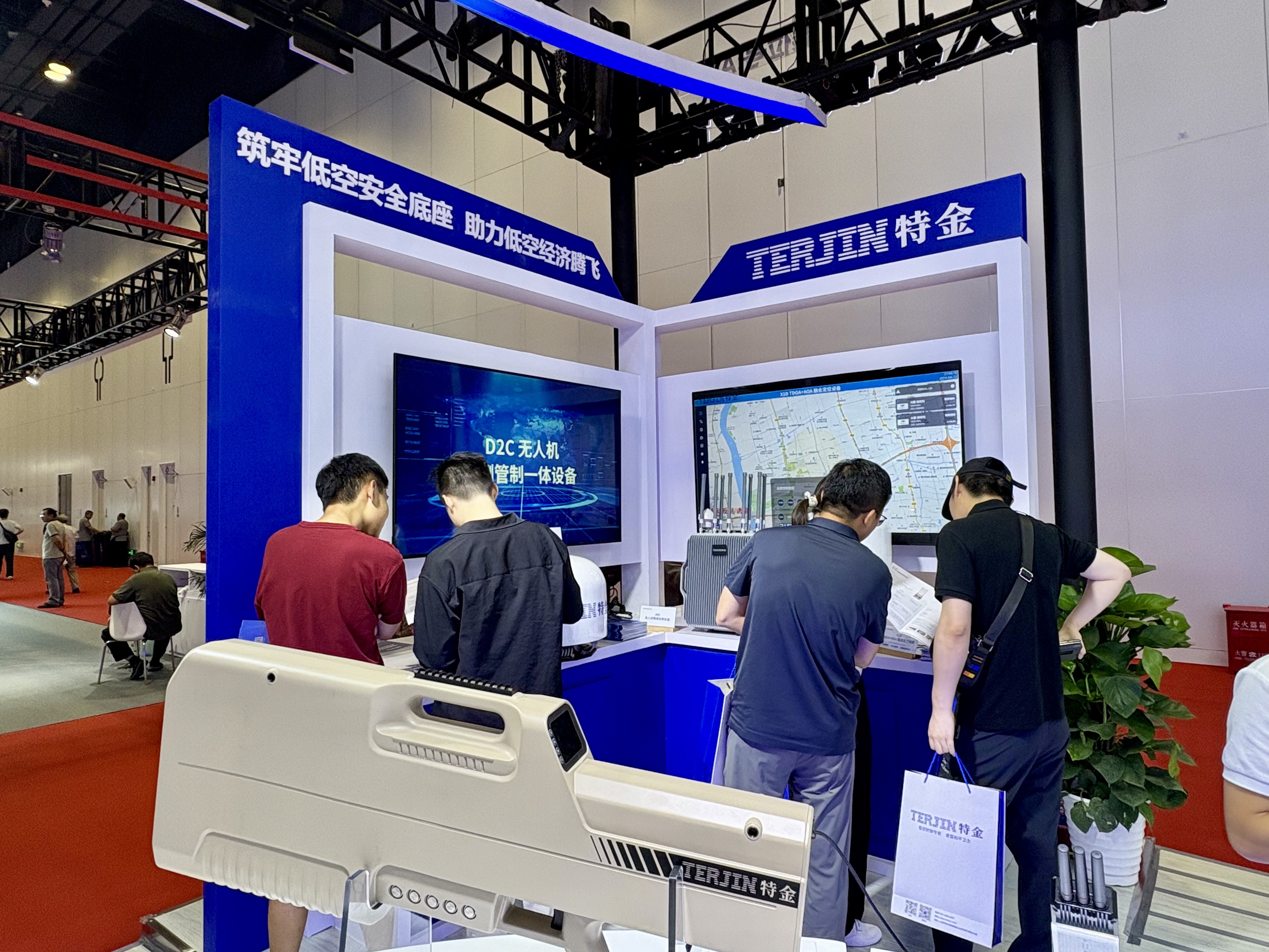 现场直击 | 安全与创新同频共振，贝博艾弗森体育网页版深度参与2025北京无人机大会系列活动